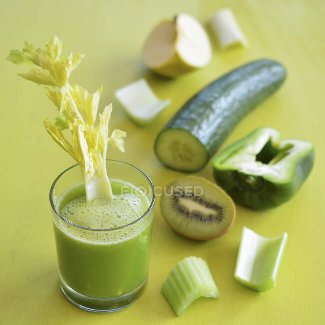 Zumo verde recién exprimido de frutas y verduras - foto de stock