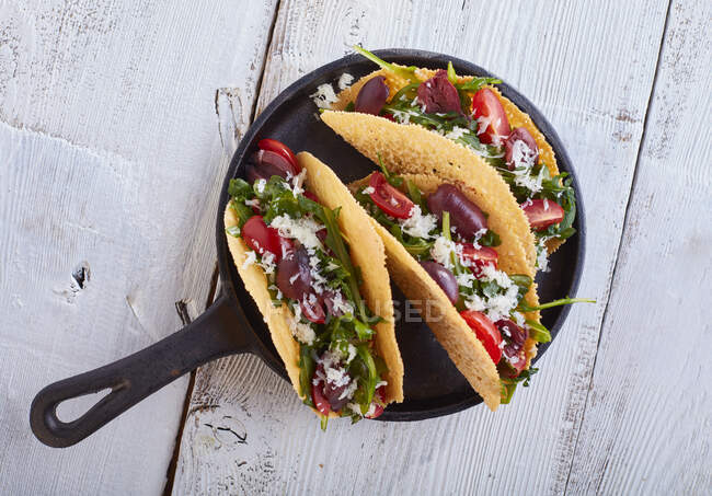 Tacos with smoked provolone cheese and vegetables — Stock Photo