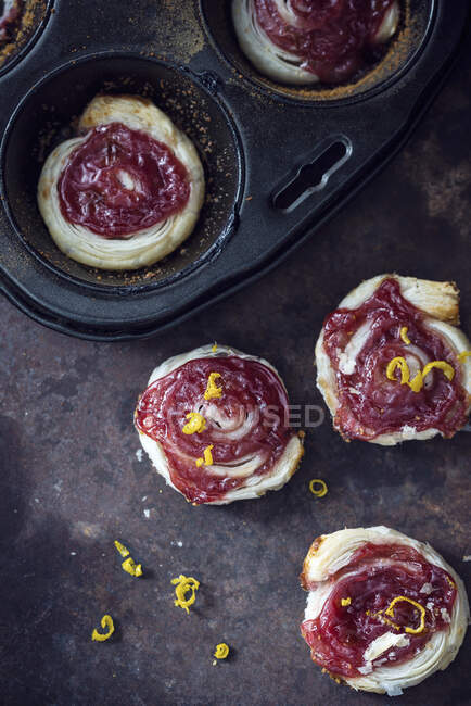 Puff pastry with raspberry and lemon spread, vegan - foto de stock
