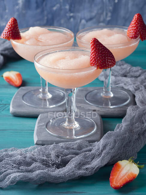 Bebida de cóctel aguanieve con vino de rosas congelado, jarabe de azúcar de fresa y jugo de limón - foto de stock