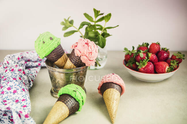 Крупный план вкусного мятного мороженого с шоколадной крошкой — стоковое фото