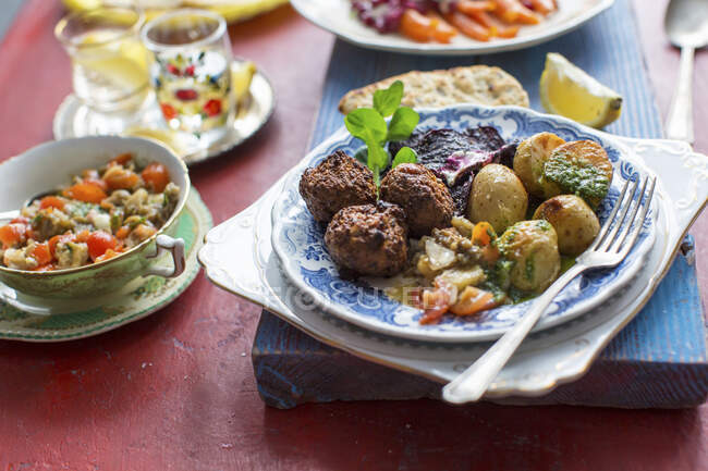 Ceia do Médio Oriente com falafel de grão de bico, molho mutabal, batatas assadas e batatas fritas de beterraba — Fotografia de Stock