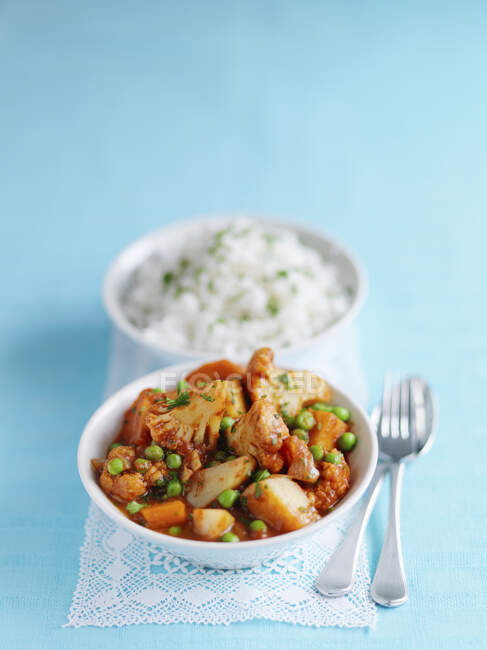 Blumenkohl-Curry mit Erbsen, Karotten, Kartoffeln und Reis — Stockfoto