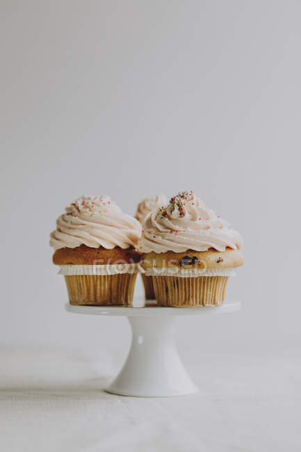Cupcakes com lascas de chocolate e cobertura — Fotografia de Stock