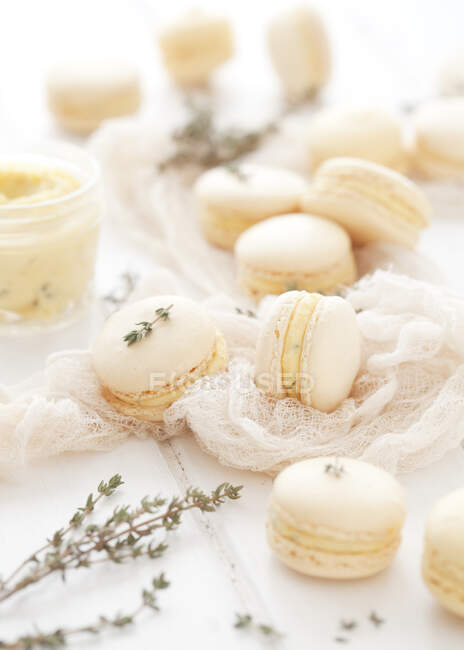 Macarons with thyme and cream in glass jar — Stock Photo