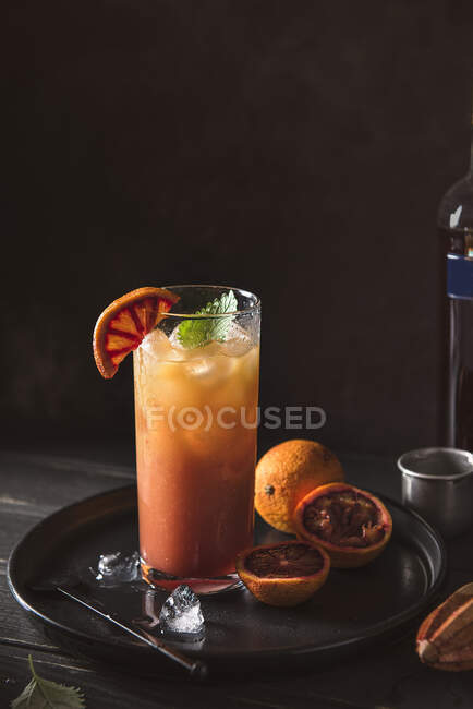 Campari y cóctel naranja de sangre servido con menta - foto de stock