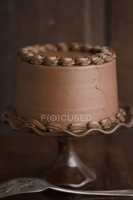 Schokoladenkuchen am Stand — Stockfoto