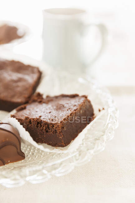 Brownies and chocolate confectionery on a glass dish — Stock Photo