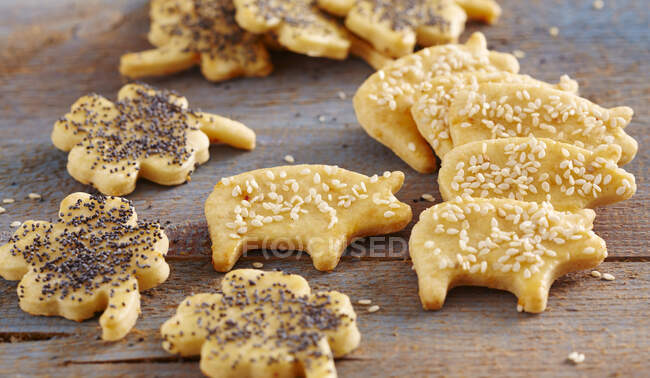 Biscotti piccanti a forma di foglie di trifoglio e maiali con semi di papavero e semi di sesamo — Foto stock