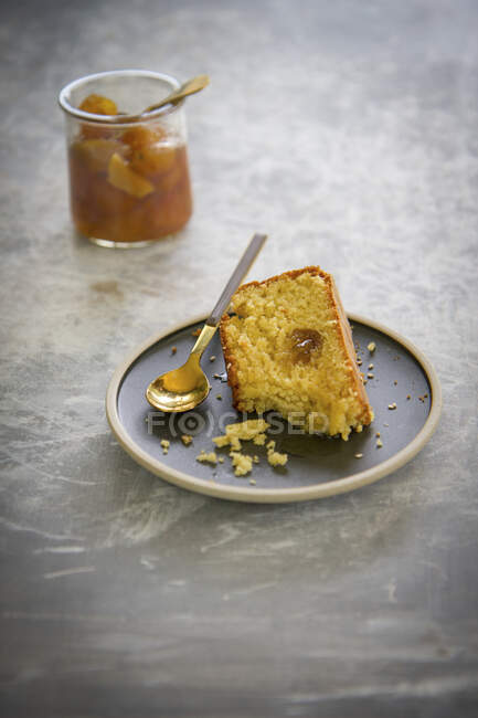 Trancher le gâteau Tahini avec le kumquat — Photo de stock
