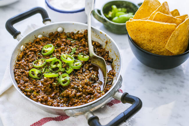 Mexican beef chili with tortilla chips — Stock Photo