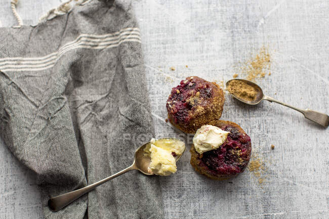 Berry crumble tarts with clotted cream — Stock Photo
