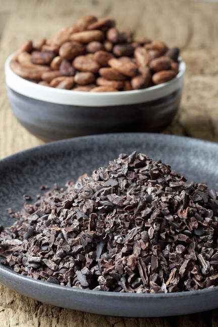 Cacao en morceaux et fèves de cacao — Photo de stock