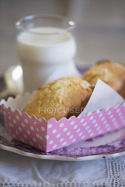 Mini bolo de coco em uma caixa de papel — Fotografia de Stock