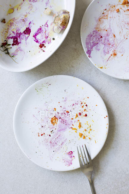 Um prato de vinho branco com um garfo e uma faca sobre um fundo claro — Fotografia de Stock