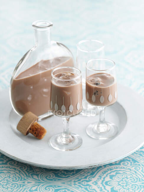 Primer plano de delicioso licor de cereza de chocolate - foto de stock