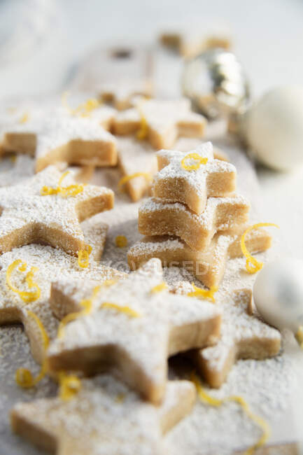 Lemon shortbread stars with zest and powdered sugar — Stock Photo