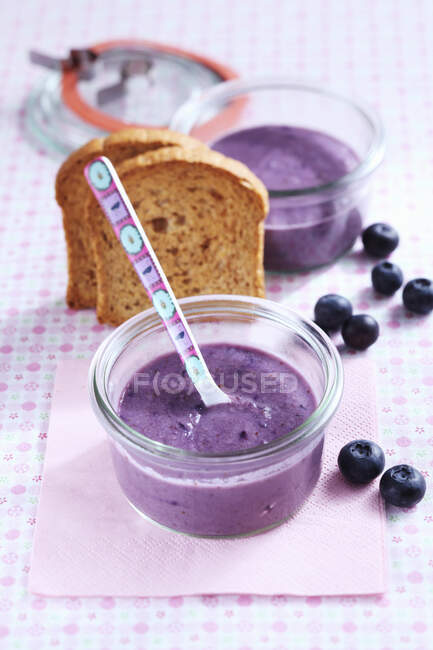 Baby food made from melba toast and blueberries — Stock Photo