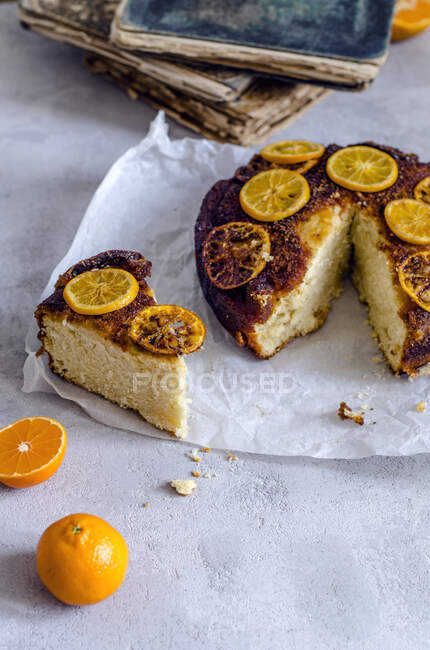 Tarte orange sur papier cuisson — Photo de stock