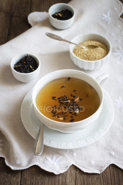 Thé dans une tasse en porcelaine blanche — Photo de stock