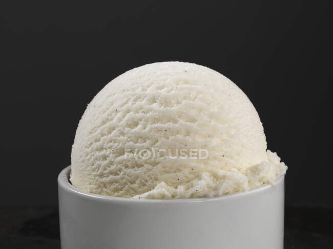 Una cucharada de helado de yogur helado de vainilla en un tazón pequeño - foto de stock