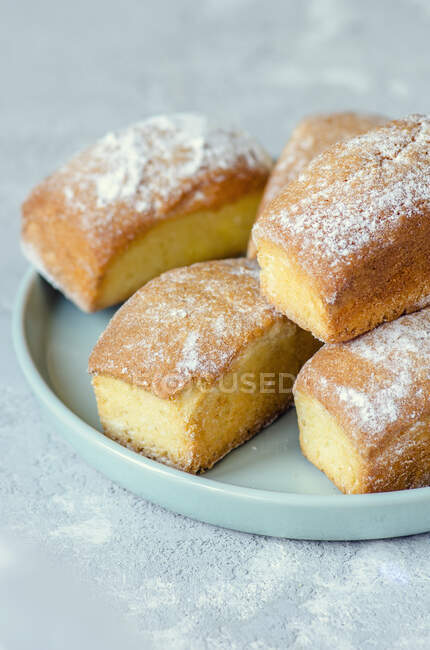 Mini loaf cakes with icing sugar — Stock Photo