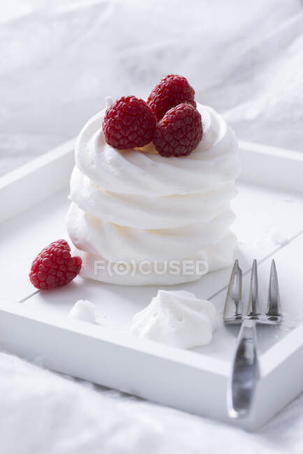 Aquafaba meringues with fresh raspberries (vegan) — стоковое фото