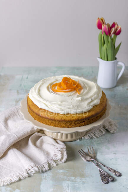 Carrot cake decorated with cream cheese — Stock Photo