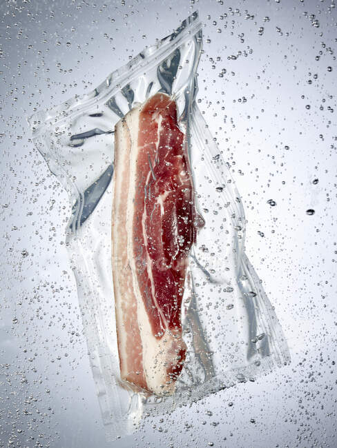 Vientre de cerdo en una bolsa sous vide - foto de stock