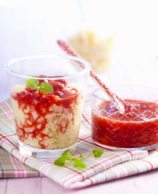 Vanille-Milchreis mit Erdbeersoße in kleinen Gläsern — Stockfoto