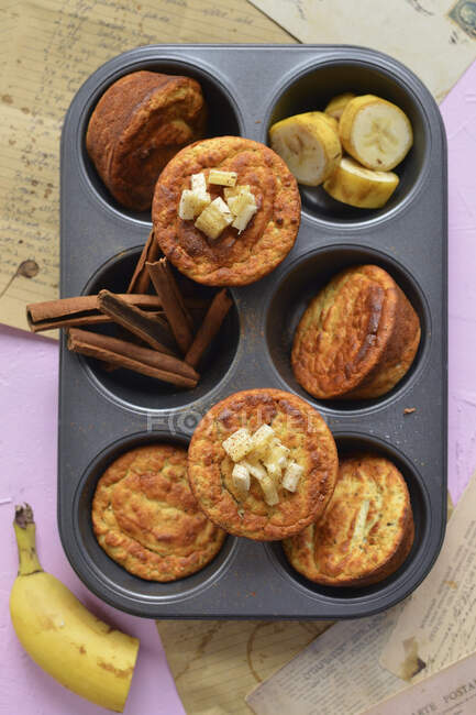 Muffins à la cannelle et à la banane dans une boîte à muffins — Photo de stock