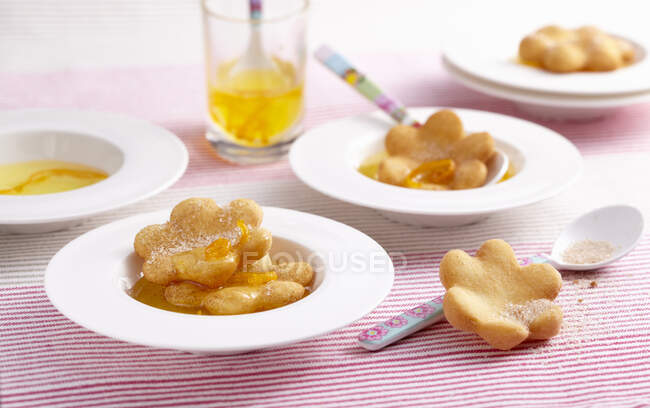 Deep-fried, sweet pastry flowers with orange syrup - foto de stock