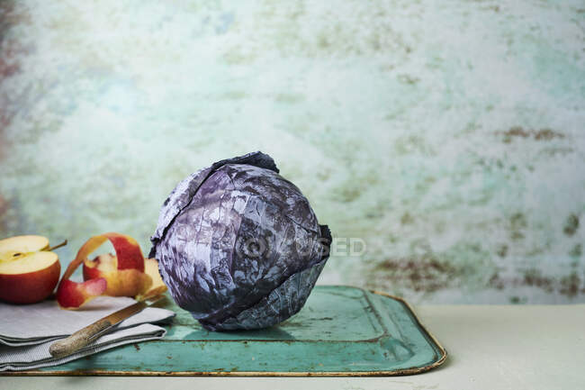 Red Cabbage with apple on a tray — Stock Photo