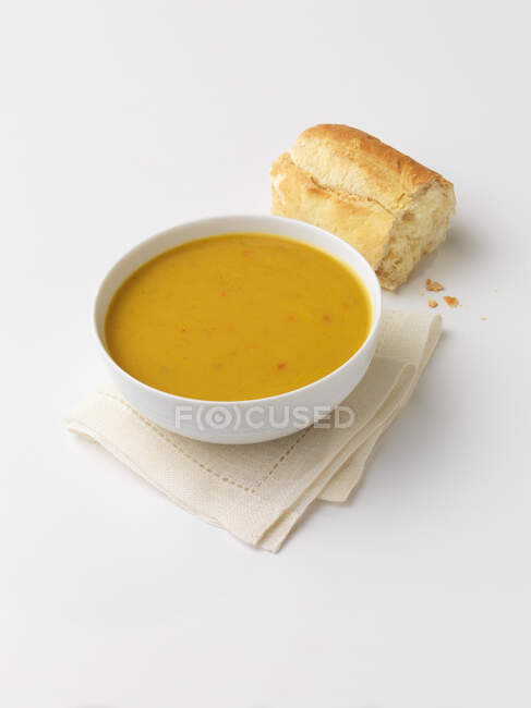 Гарбузовий суп на білому фоні — стокове фото