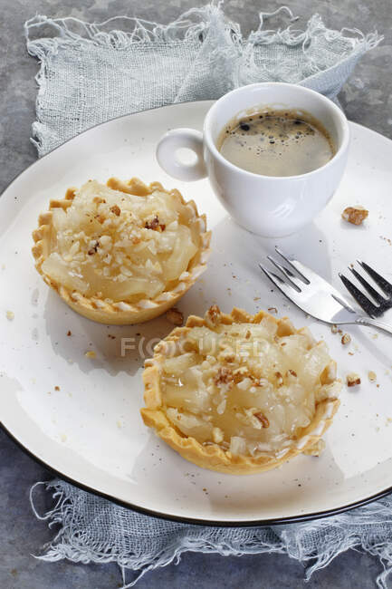 Apple tarts with walnuts, served with coffee — Stock Photo