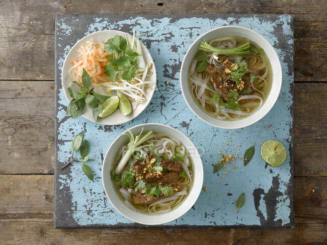 Pho, sopa de fideos de arroz con carne, Vietnam - foto de stock