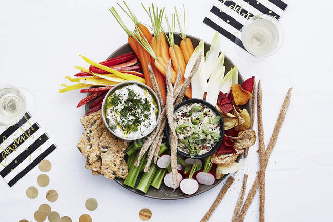 Un plato de comida cruda con salsas y grissini para la víspera de Año Nuevo - foto de stock