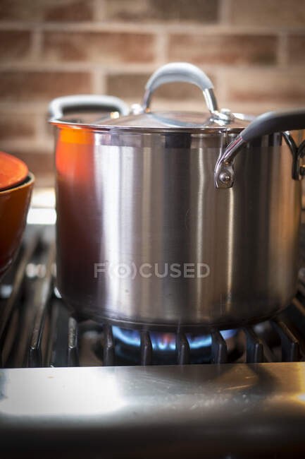 Une grande casserole sur une cuisinière à gaz — Photo de stock
