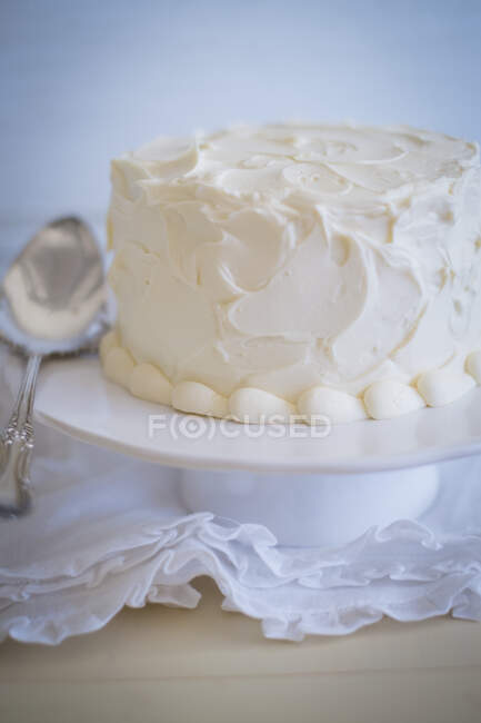 Um bolo de veludo vermelho em uma banca de bolo — Fotografia de Stock