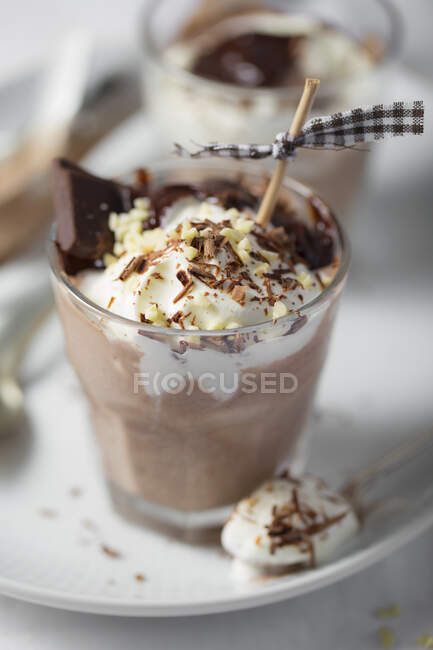 Sorvete de chocolate com creme e nozes — Fotografia de Stock