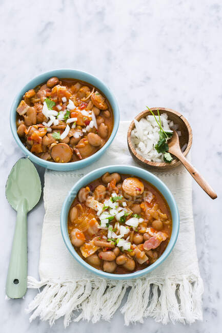 Bean chili with bacon and onions — Stock Photo