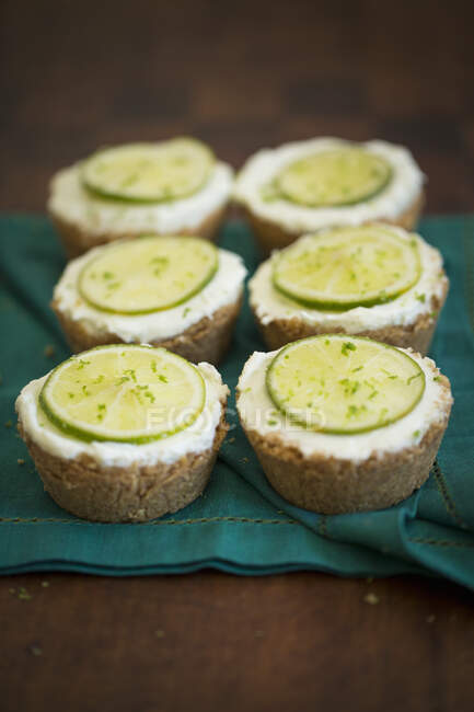 Mini Cheesecakes with Lime slices — Stock Photo