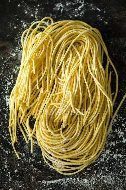 Primer plano de deliciosos espaguetis frescos - foto de stock