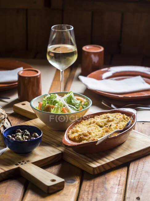 Spiritueller Kabeljau bacalhau espiritual, ein traditionelles portugiesisches Gericht, mit Beilagensalat — Stockfoto