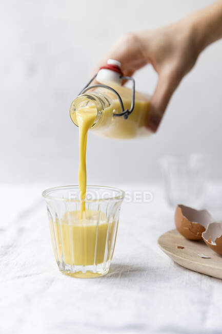 Egg nog being poured into a glass — Stock Photo