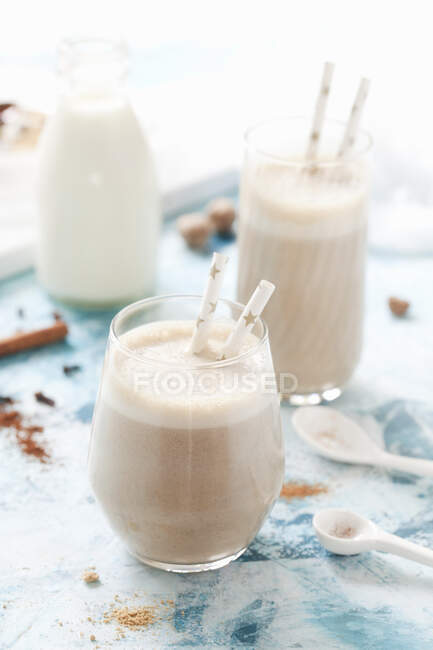 A wintery gingerbread milkshake — Stock Photo