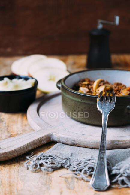 A bowl with Dutch Sheppard s pie with apples — Stock Photo