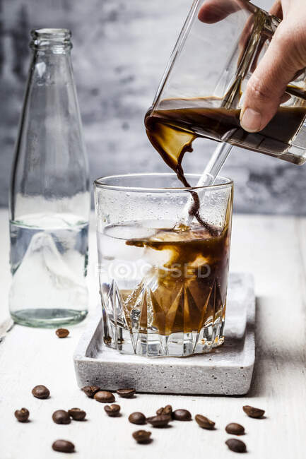Espresso con agua con gas y cubitos de hielo - foto de stock