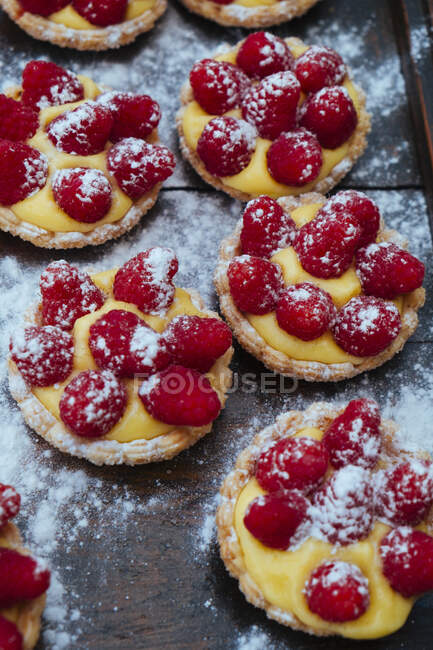 Strawberries cakes with powdered sugar — Stock Photo