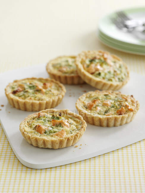 Salmon tarts with dill and creme fraiche — Stock Photo